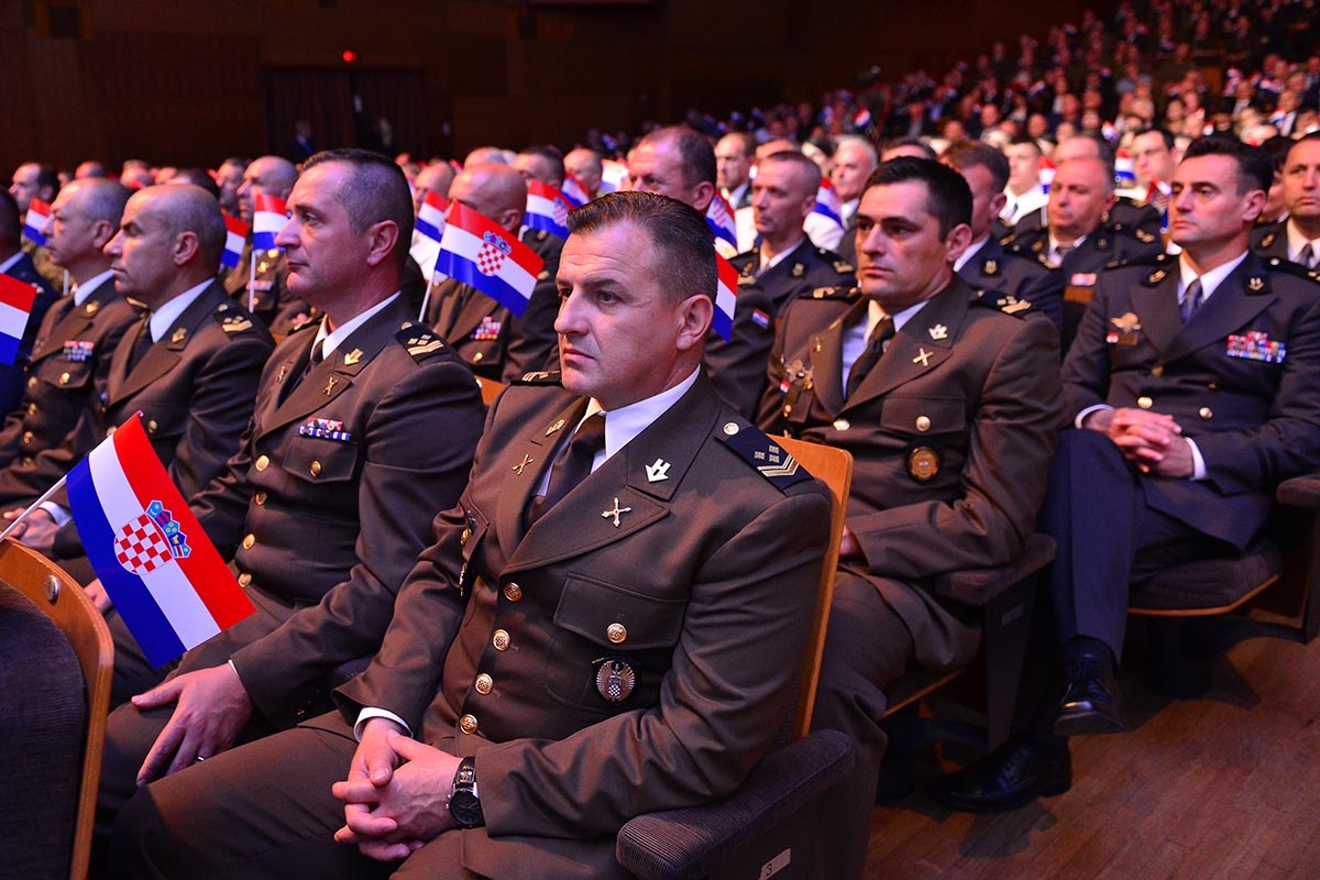 https://www.morh.hr/wp-content/gallery/sredisnja-svecanost-28-obljetnice-hrvatske-vojske/svecana_akademija_kdlisinski_hv_osrh_280519_22.jpg
