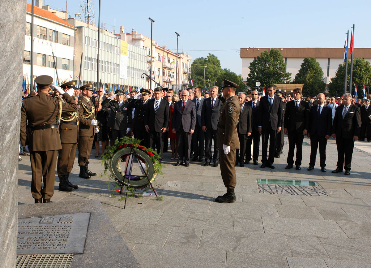 https://www.morh.hr/wp-content/gallery/sredisnja-svecanost-obiljezavanja-20-obljetnice-vro-oluja/knin_sb_05082015_01.jpg