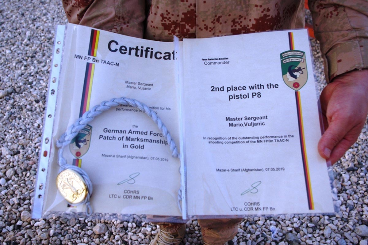 https://www.morh.hr/wp-content/gallery/stozerni-narednik-vuljanic-pobjednik-natjecanja-u-gadanju-iz-jurisne-puske-i-samokresa/narednik_vuljanic_pobjednik_u_gadjanju_10hrvcon_070519_11.jpg