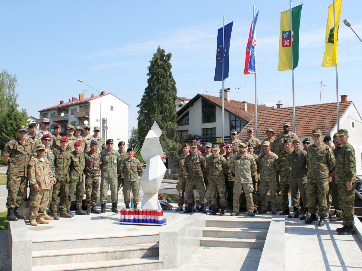 https://www.morh.hr/wp-content/gallery/strani-natjecatelji-polozili-vijenac-na-spomenik-hrvatskim-braniteljima-u-grubisnom-polju/pzh_10052016_04.jpg