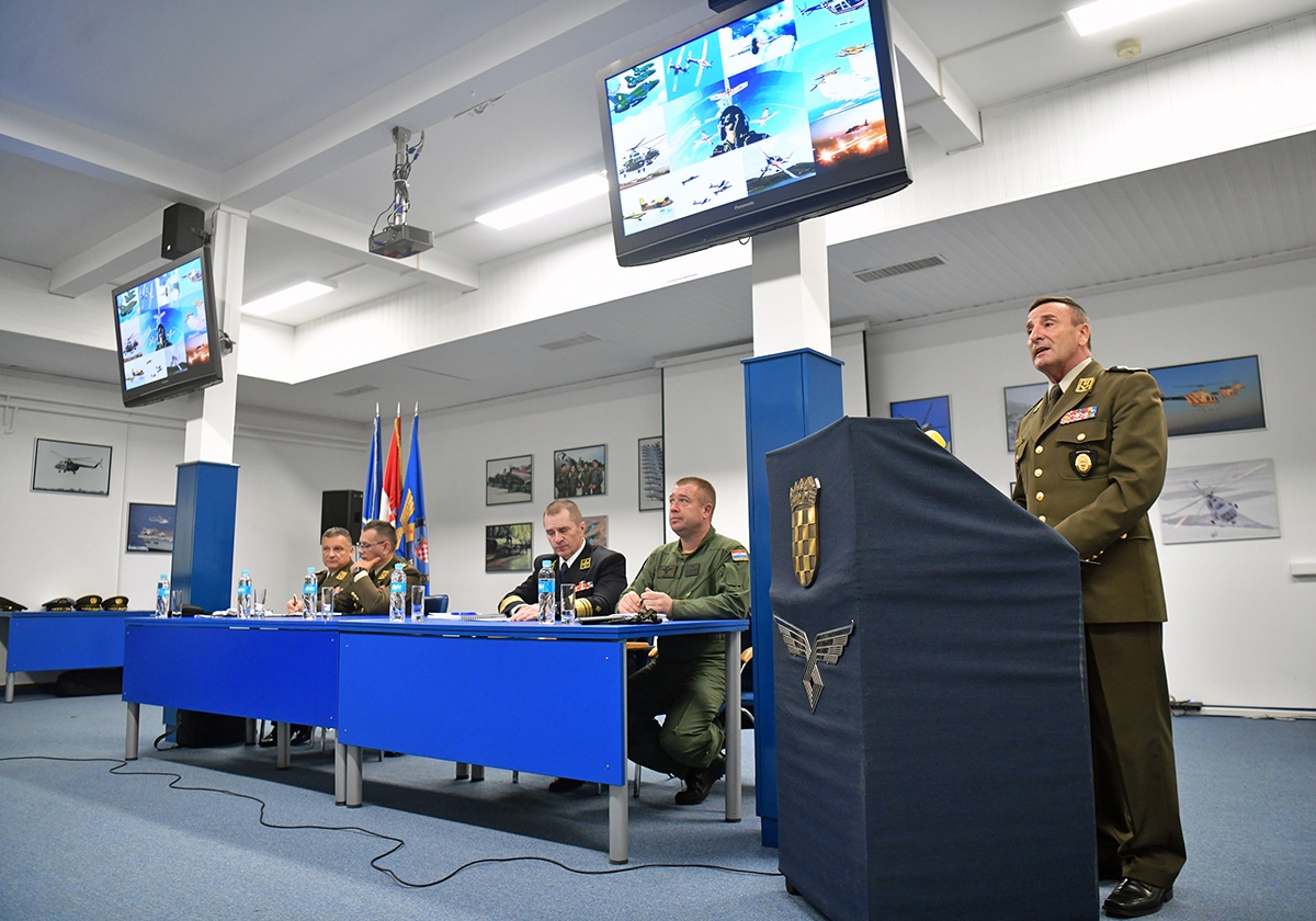 https://www.morh.hr/wp-content/gallery/sundov-hv-provodi-vrijednosti-casnog-sluzenja-domovini/press_konferencija_hrz_26112019_06.jpg
