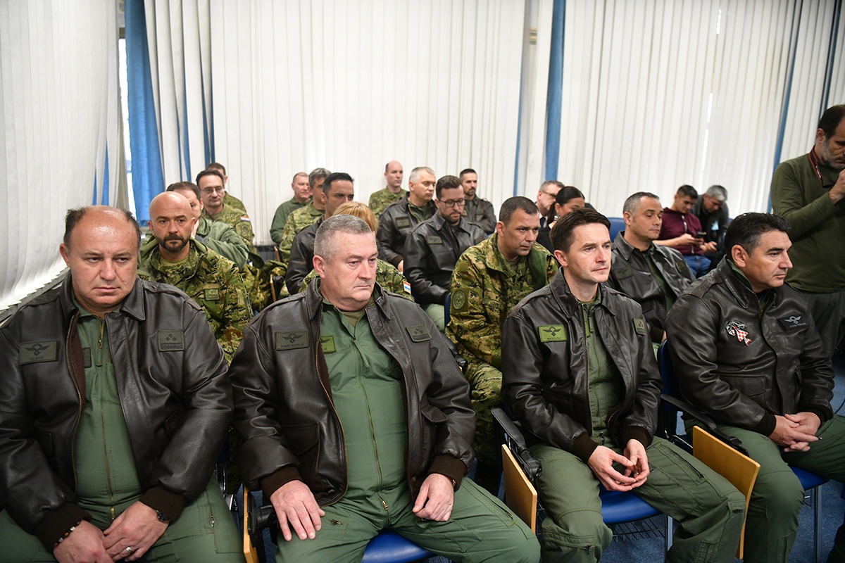 https://www.morh.hr/wp-content/gallery/sundov-hv-provodi-vrijednosti-casnog-sluzenja-domovini/press_konferencija_hrz_26112019_07.jpg