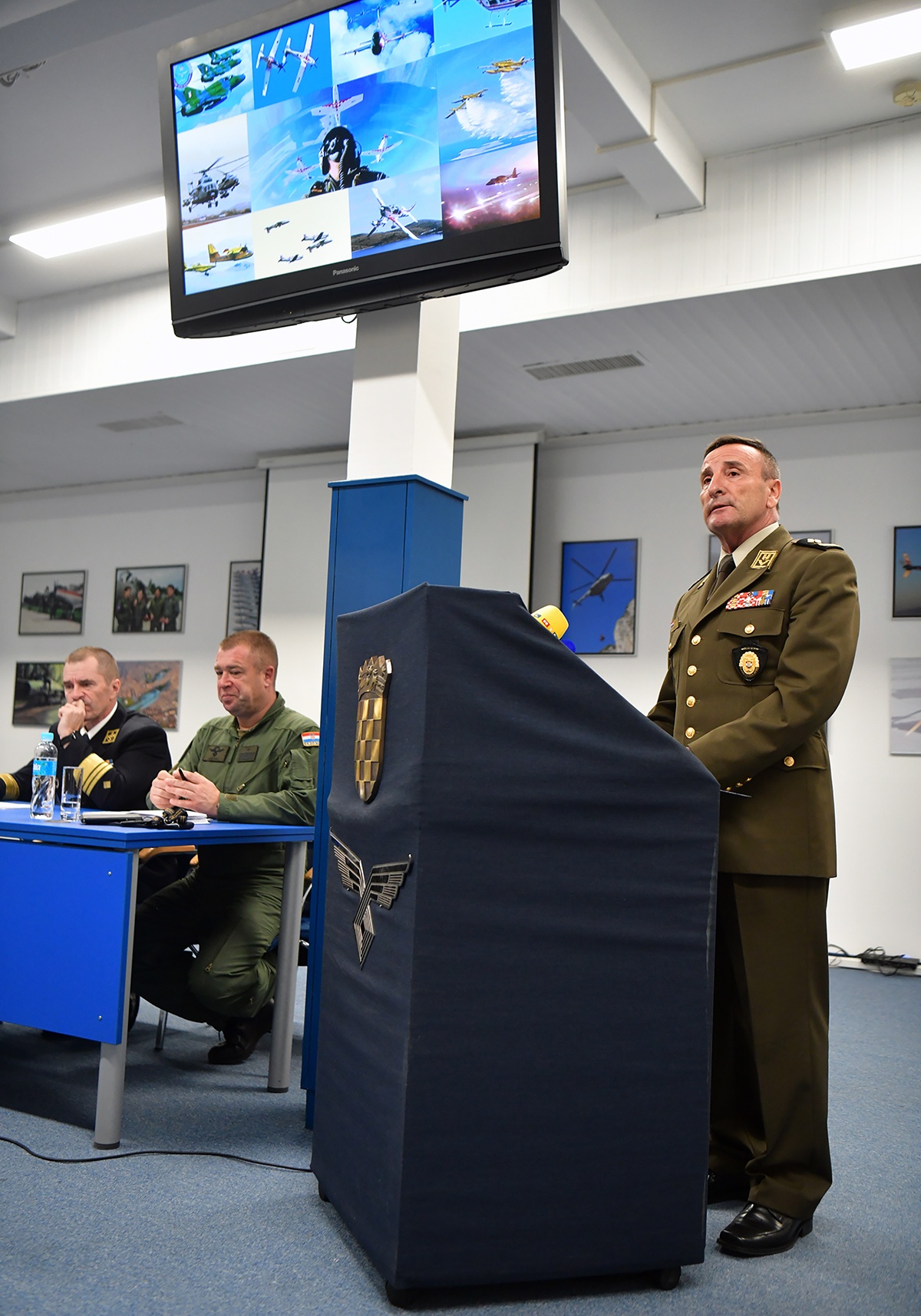 https://www.morh.hr/wp-content/gallery/sundov-hv-provodi-vrijednosti-casnog-sluzenja-domovini/press_konferencija_hrz_26112019_08.jpg