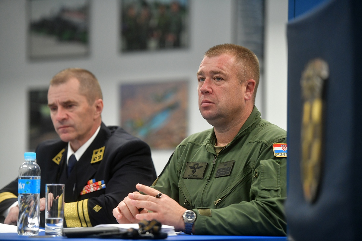 https://www.morh.hr/wp-content/gallery/sundov-hv-provodi-vrijednosti-casnog-sluzenja-domovini/press_konferencija_hrz_26112019_09.jpg