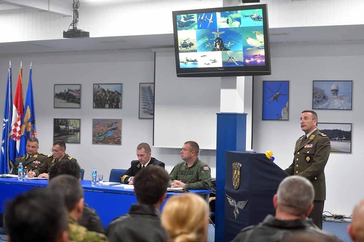 https://www.morh.hr/wp-content/gallery/sundov-hv-provodi-vrijednosti-casnog-sluzenja-domovini/press_konferencija_hrz_26112019_10.jpg