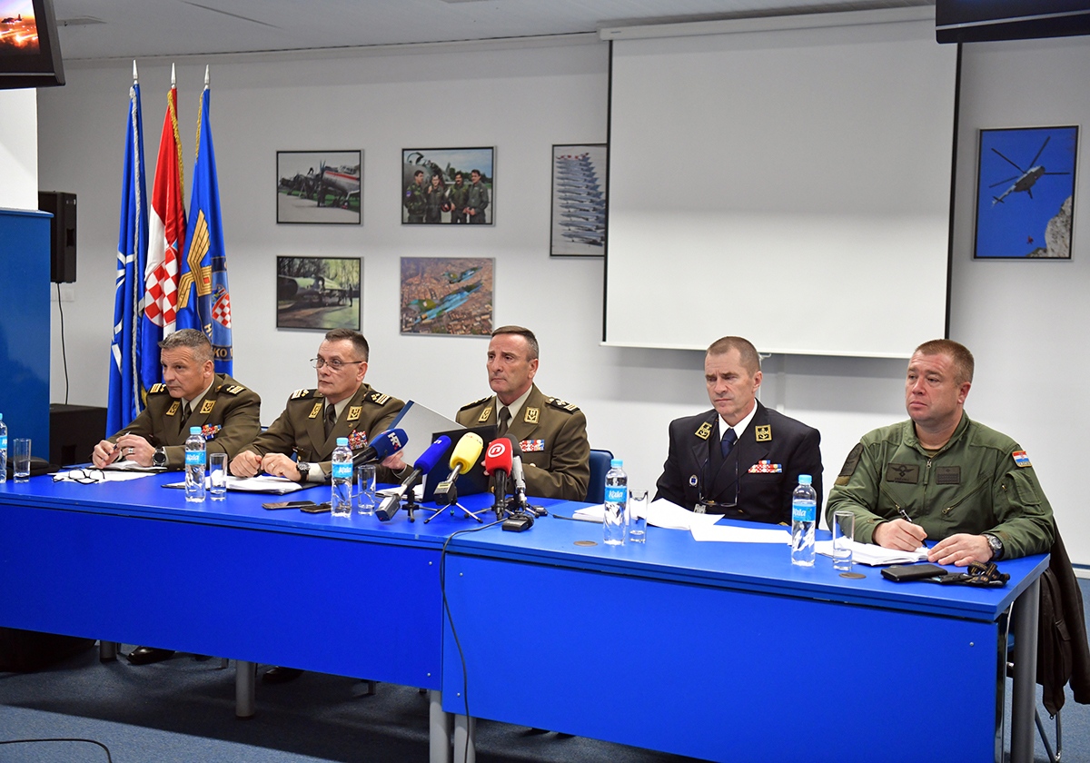 https://www.morh.hr/wp-content/gallery/sundov-hv-provodi-vrijednosti-casnog-sluzenja-domovini/press_konferencija_hrz_26112019_14.jpg