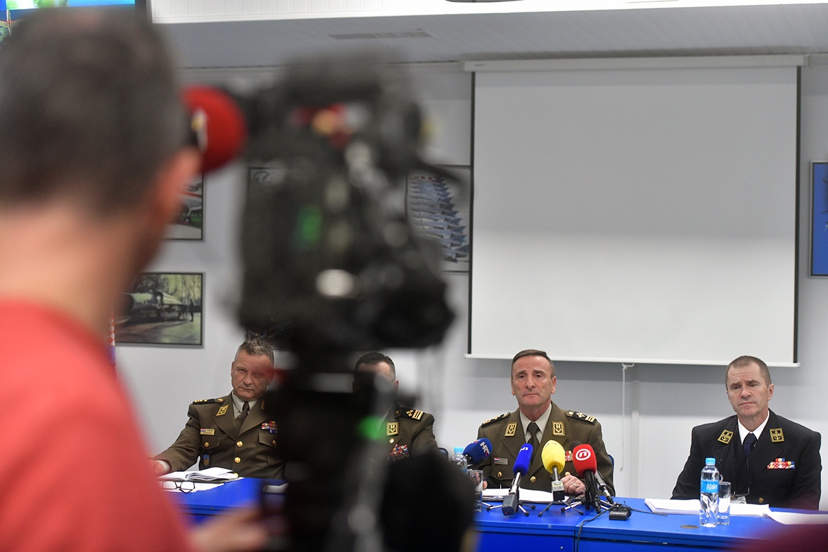 https://www.morh.hr/wp-content/gallery/sundov-hv-provodi-vrijednosti-casnog-sluzenja-domovini/press_konferencija_hrz_26112019_15.jpg