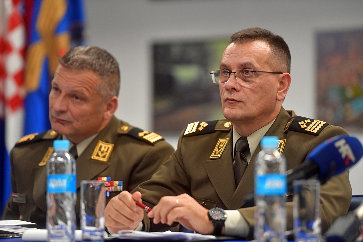 https://www.morh.hr/wp-content/gallery/sundov-hv-provodi-vrijednosti-casnog-sluzenja-domovini/press_konferencija_hrz_26112019_16.jpg