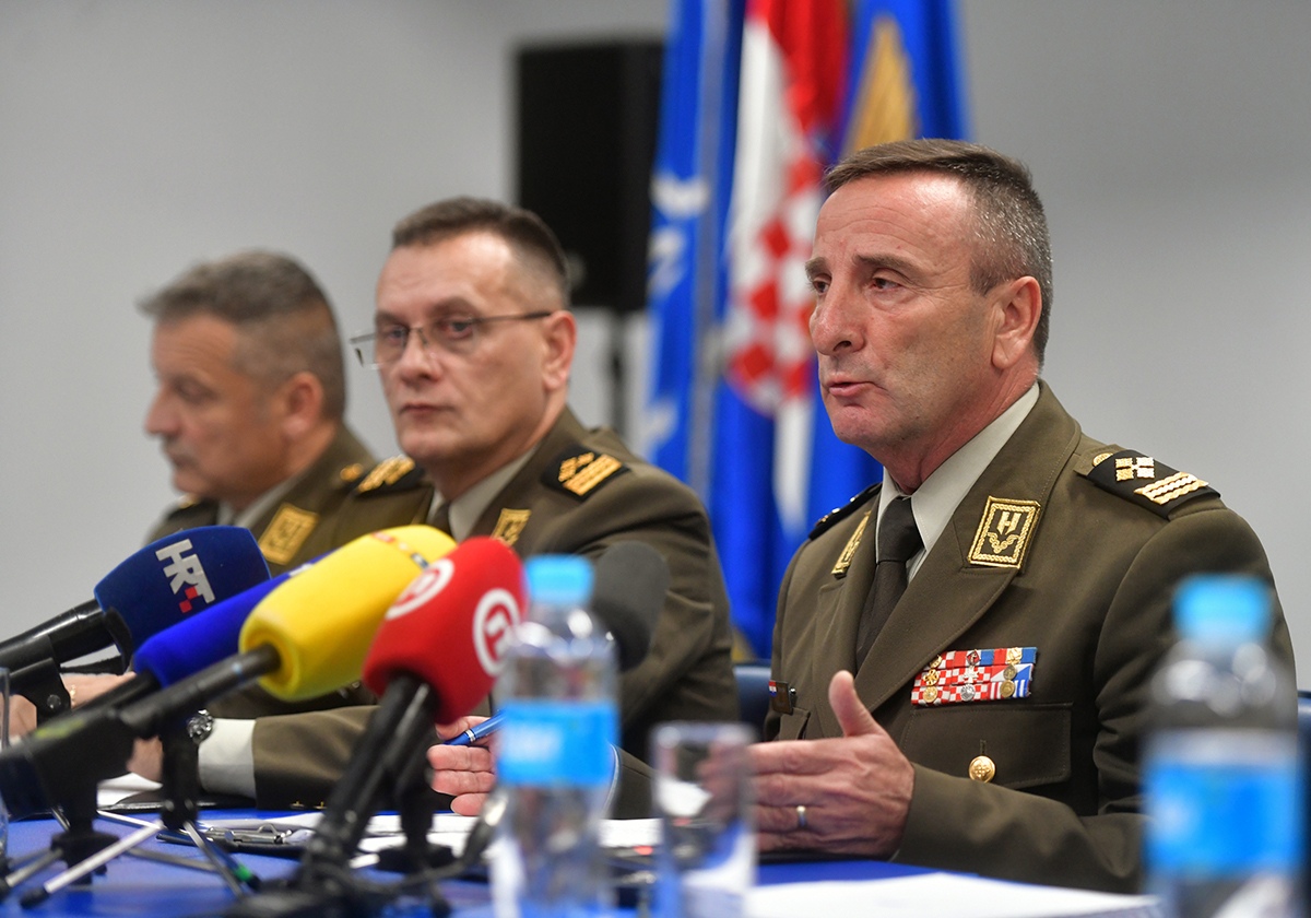 https://www.morh.hr/wp-content/gallery/sundov-hv-provodi-vrijednosti-casnog-sluzenja-domovini/press_konferencija_hrz_26112019_18.jpg
