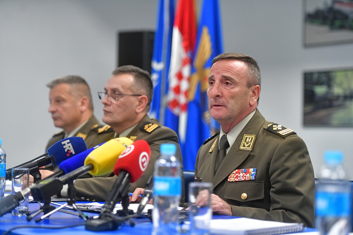 https://www.morh.hr/wp-content/gallery/sundov-hv-provodi-vrijednosti-casnog-sluzenja-domovini/press_konferencija_hrz_26112019_20.jpg