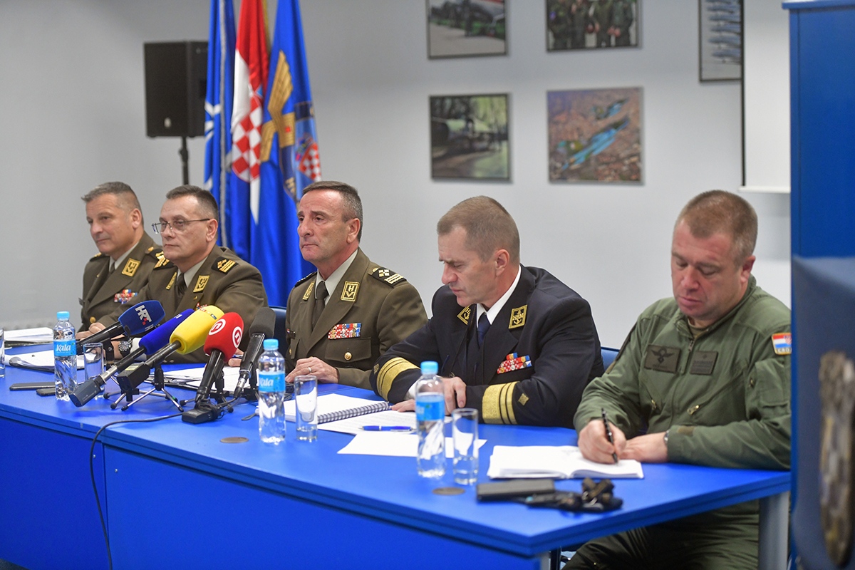 https://www.morh.hr/wp-content/gallery/sundov-hv-provodi-vrijednosti-casnog-sluzenja-domovini/press_konferencija_hrz_26112019_21.jpg