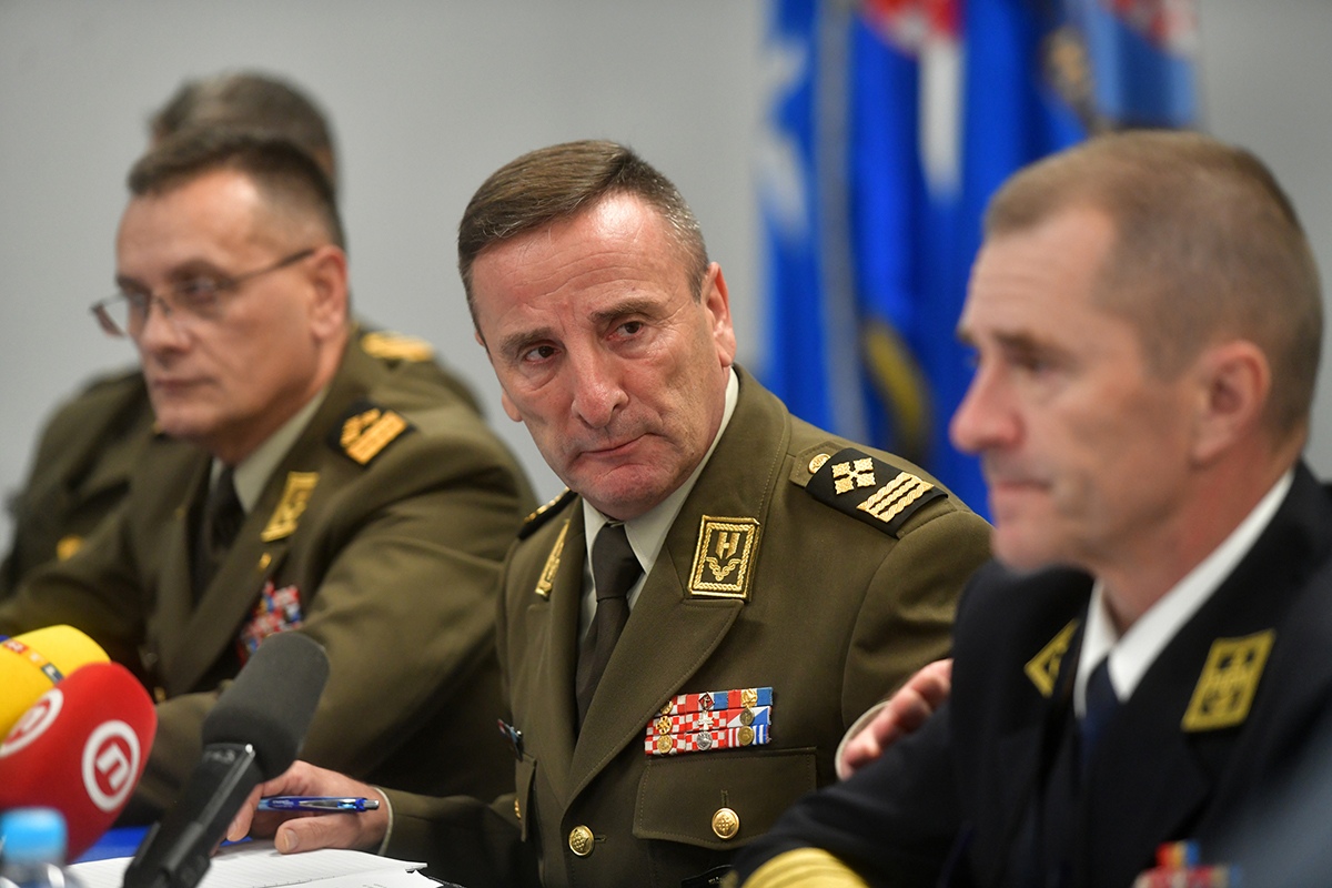 https://www.morh.hr/wp-content/gallery/sundov-hv-provodi-vrijednosti-casnog-sluzenja-domovini/press_konferencija_hrz_26112019_22.jpg