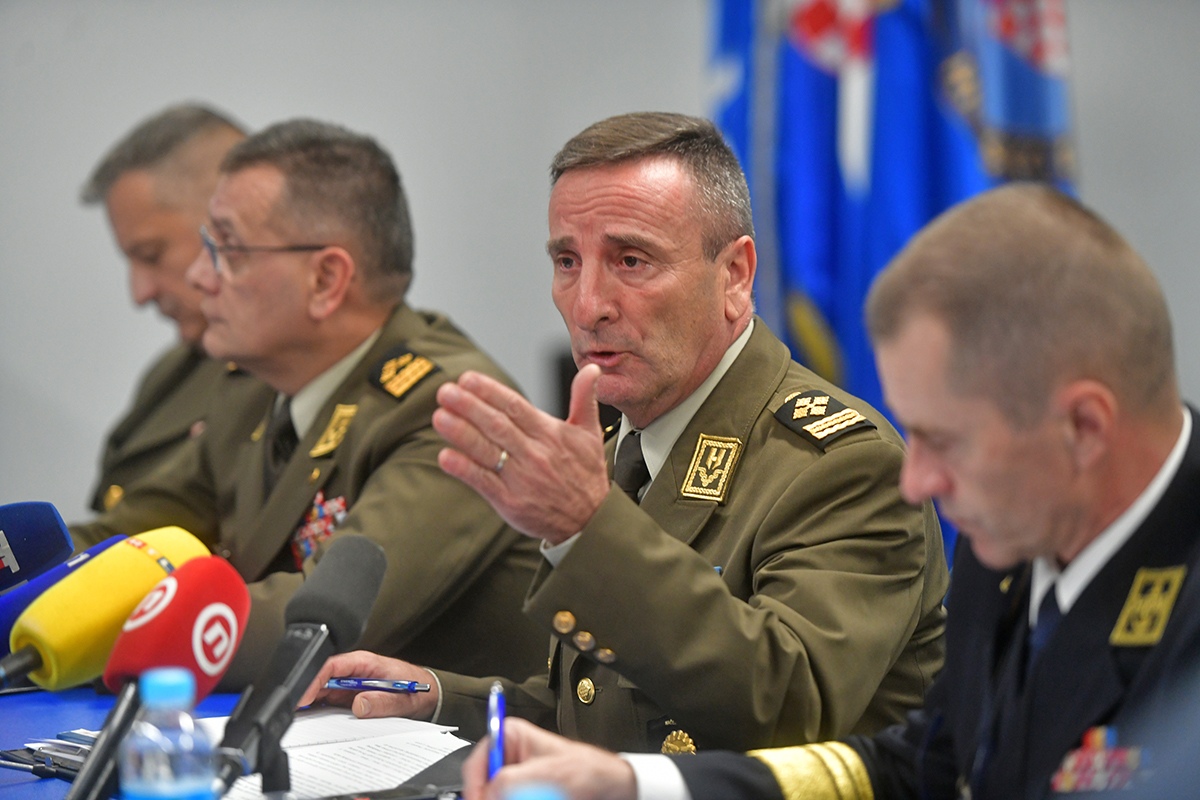 https://www.morh.hr/wp-content/gallery/sundov-hv-provodi-vrijednosti-casnog-sluzenja-domovini/press_konferencija_hrz_26112019_23.jpg
