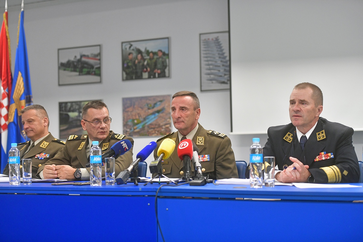 https://www.morh.hr/wp-content/gallery/sundov-hv-provodi-vrijednosti-casnog-sluzenja-domovini/press_konferencija_hrz_26112019_25.jpg