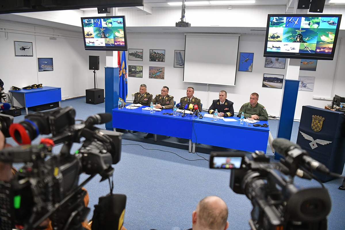 https://www.morh.hr/wp-content/gallery/sundov-hv-provodi-vrijednosti-casnog-sluzenja-domovini/press_konferencija_hrz_26112019_26.jpg