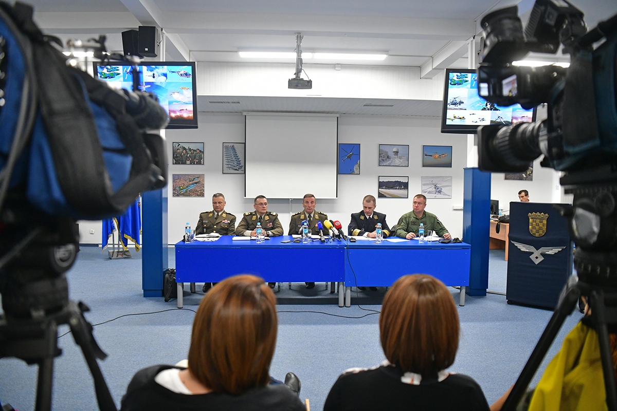 https://www.morh.hr/wp-content/gallery/sundov-hv-provodi-vrijednosti-casnog-sluzenja-domovini/press_konferencija_hrz_26112019_27.jpg