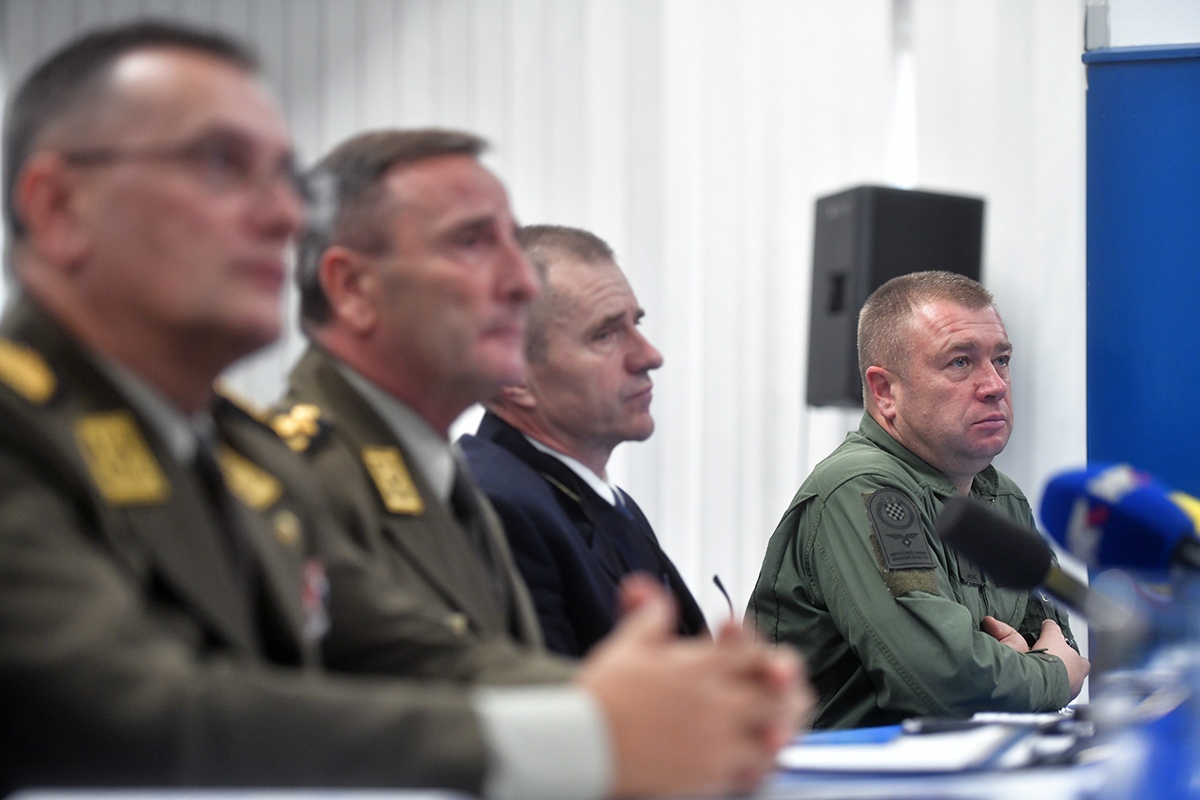 https://www.morh.hr/wp-content/gallery/sundov-hv-provodi-vrijednosti-casnog-sluzenja-domovini/press_konferencija_hrz_26112019_28.jpg