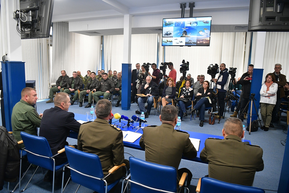 https://www.morh.hr/wp-content/gallery/sundov-hv-provodi-vrijednosti-casnog-sluzenja-domovini/press_konferencija_hrz_26112019_29.jpg