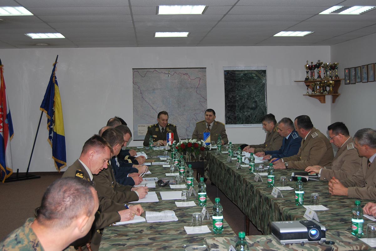 https://www.morh.hr/wp-content/gallery/susret-nacelnika-gs-osrh-s-nacelnikom-zajednickog-stozera-os-bih/lovric_06122013_01.jpg
