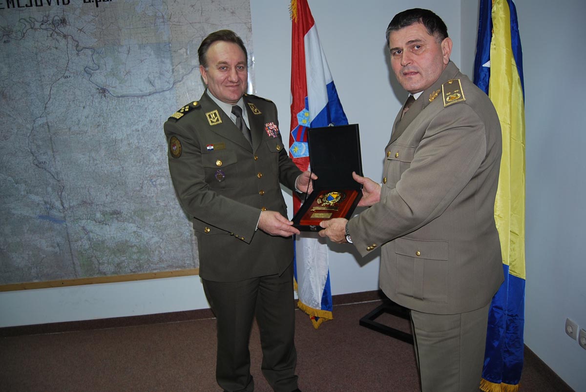 https://www.morh.hr/wp-content/gallery/susret-nacelnika-gs-osrh-s-nacelnikom-zajednickog-stozera-os-bih/lovric_06122013_02.jpg