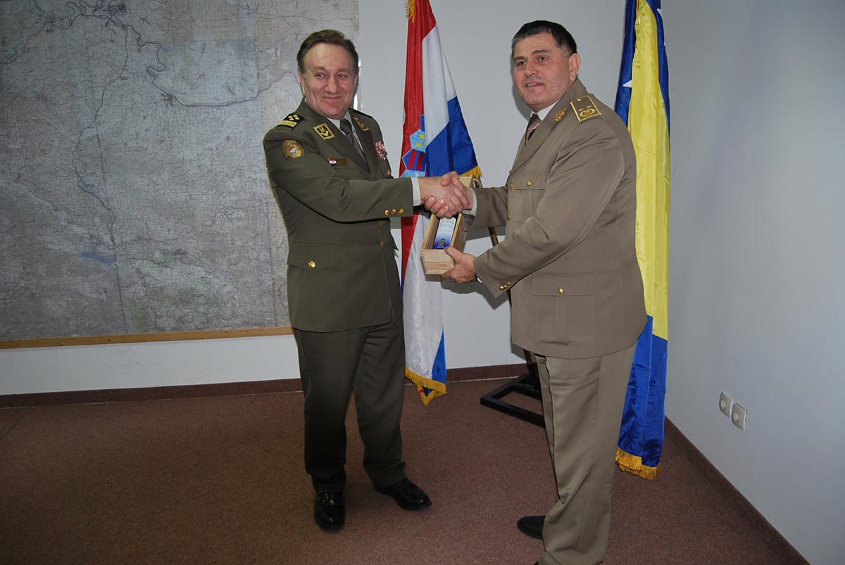 https://www.morh.hr/wp-content/gallery/susret-nacelnika-gs-osrh-s-nacelnikom-zajednickog-stozera-os-bih/lovric_06122013_03.jpg