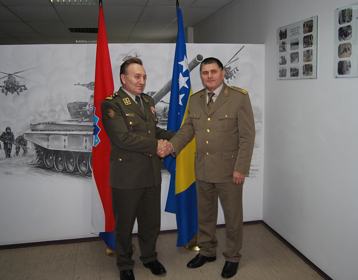 https://www.morh.hr/wp-content/gallery/susret-nacelnika-gs-osrh-s-nacelnikom-zajednickog-stozera-os-bih/lovric_06122013_04.jpg