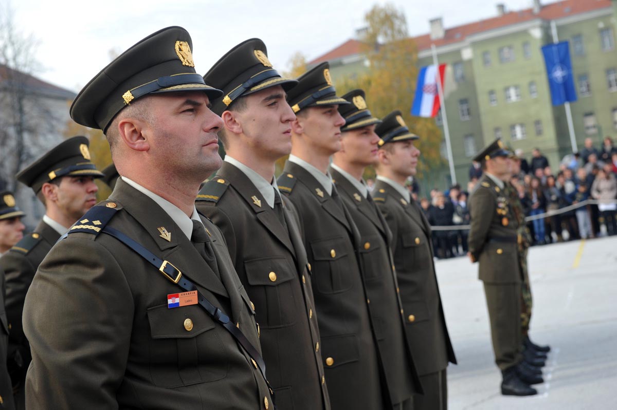 https://www.morh.hr/wp-content/gallery/sveana-prisega-10-narataja-kadeta-os-rh-u-zagrebu/kadeti_prisega_10112012_12.jpg