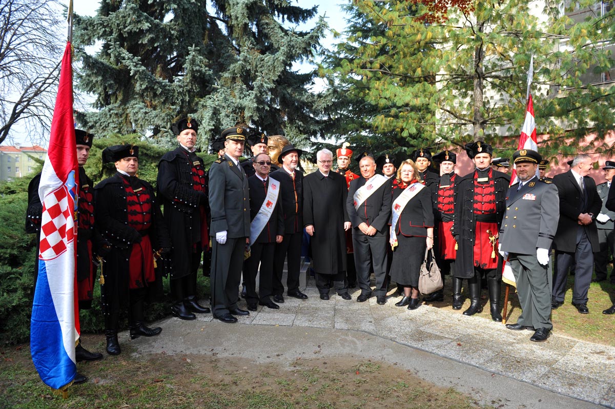 https://www.morh.hr/wp-content/gallery/sveana-prisega-10-narataja-kadeta-os-rh-u-zagrebu/kadeti_prisega_10112012_23.jpg