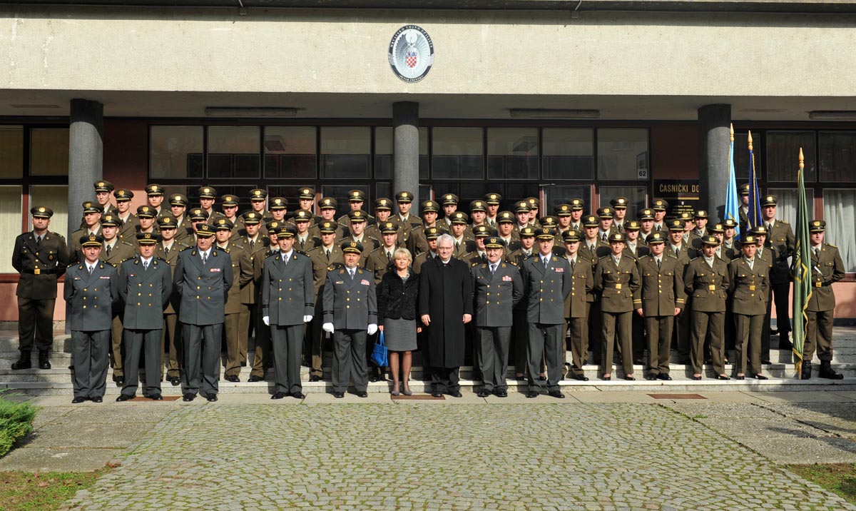 https://www.morh.hr/wp-content/gallery/sveana-prisega-10-narataja-kadeta-os-rh-u-zagrebu/kadeti_prisega_10112012_24.jpg