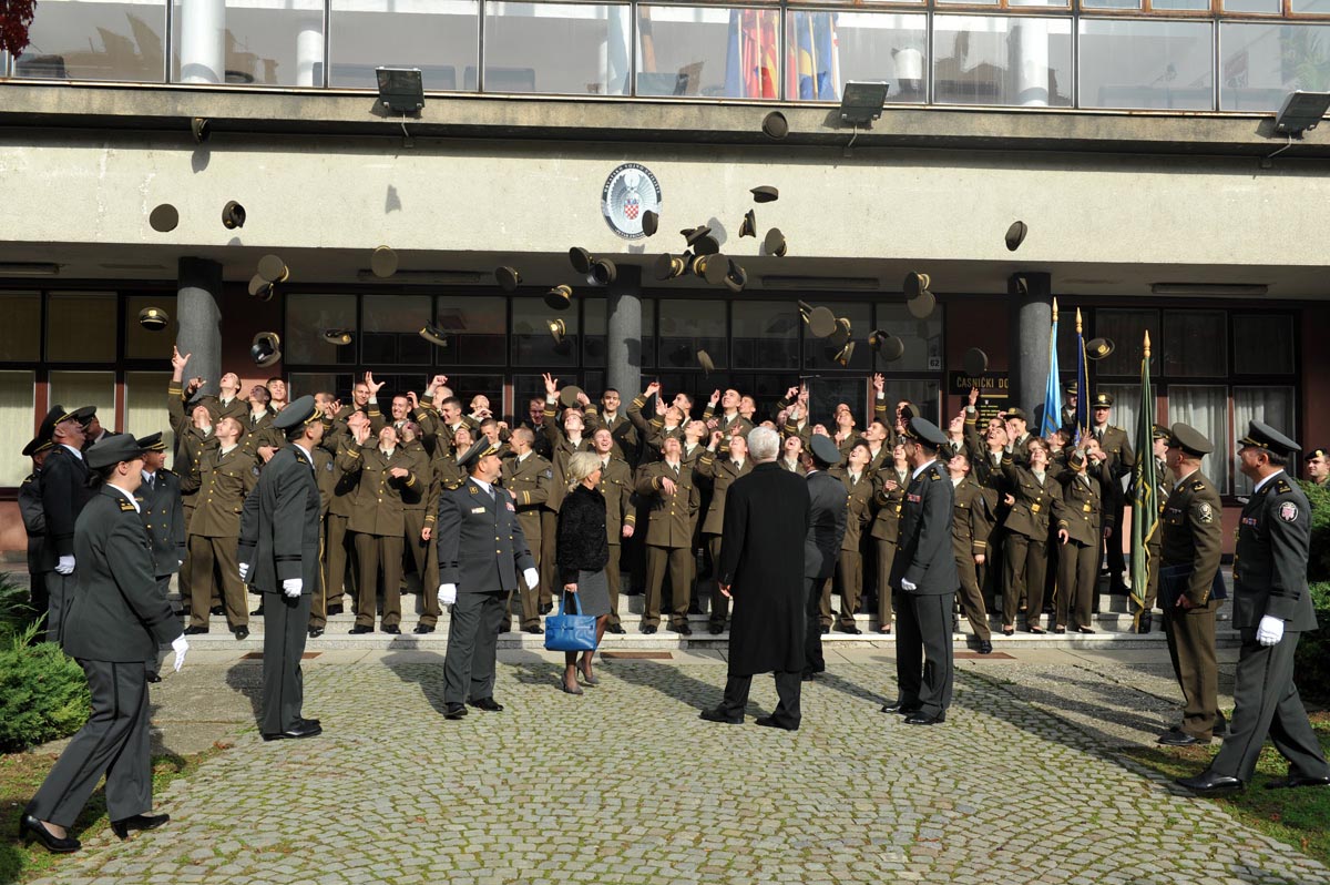 https://www.morh.hr/wp-content/gallery/sveana-prisega-10-narataja-kadeta-os-rh-u-zagrebu/kadeti_prisega_10112012_25.jpg