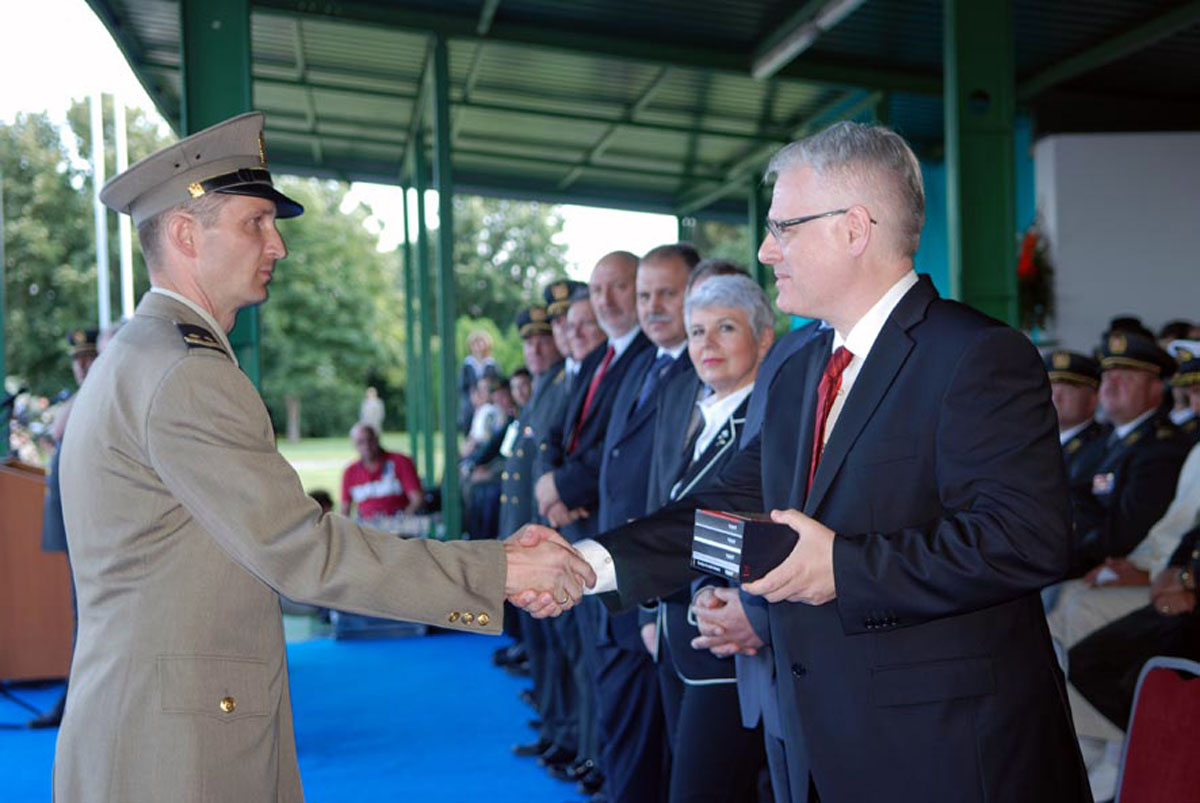 https://www.morh.hr/wp-content/gallery/sveana-promocija-polaznika-vojnih-kola-u-vukovaru/vukovar_10_25062010.jpg