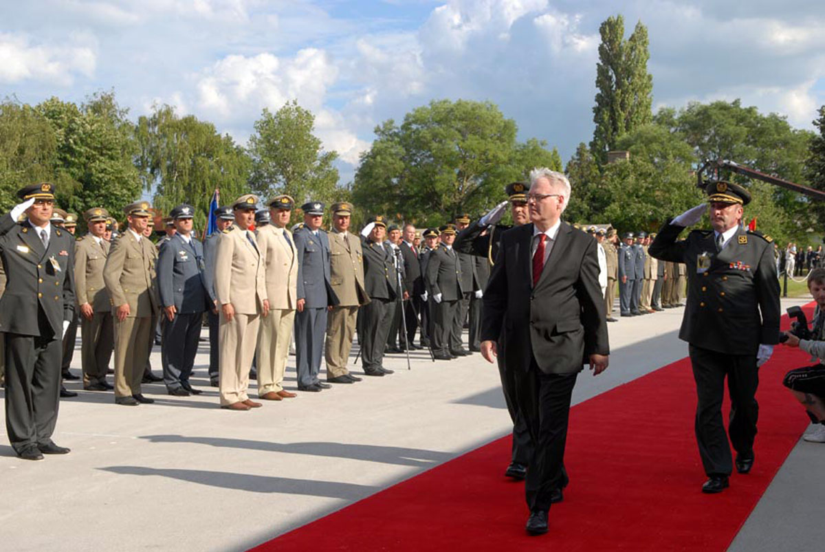 https://www.morh.hr/wp-content/gallery/sveana-promocija-polaznika-vojnih-kola-u-vukovaru/vukovar_14_25062010.jpg
