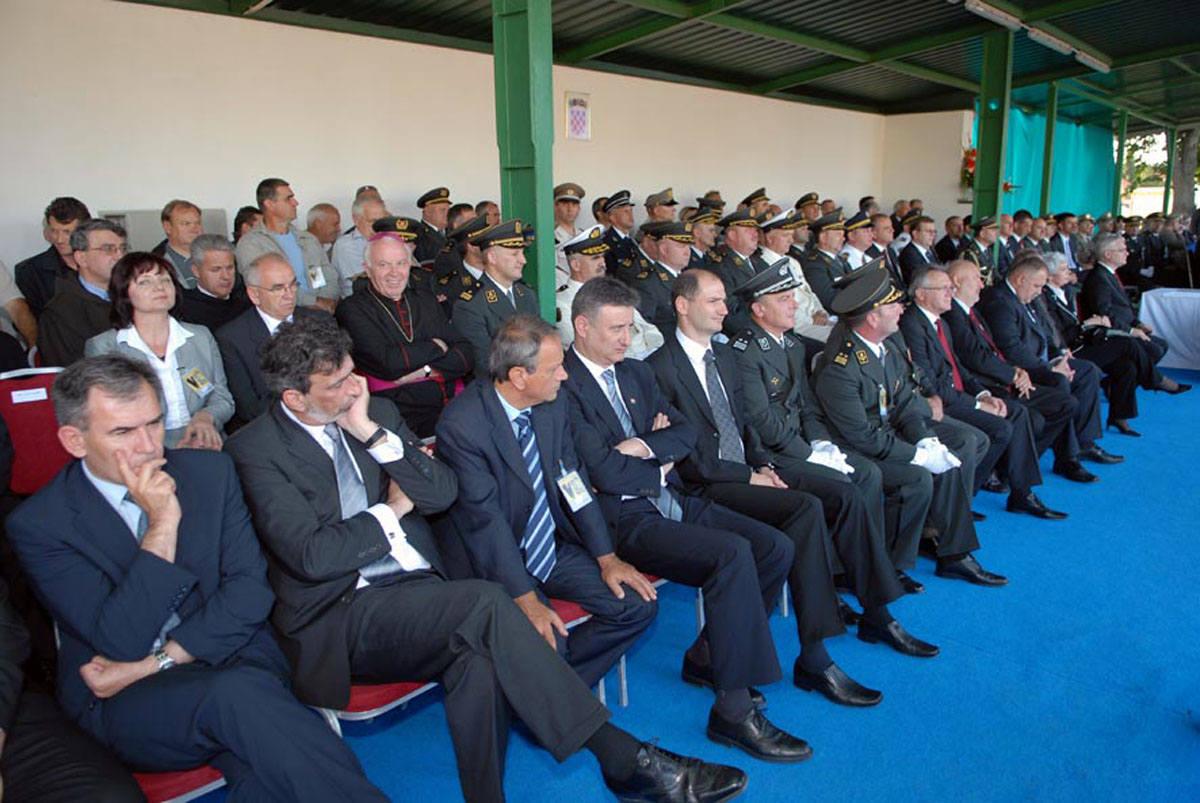 https://www.morh.hr/wp-content/gallery/sveana-promocija-polaznika-vojnih-kola-u-vukovaru/vukovar_15_25062010.jpg