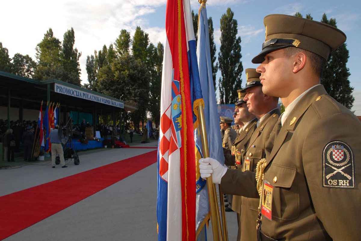 https://www.morh.hr/wp-content/gallery/sveana-promocija-polaznika-vojnih-kola-u-vukovaru/vukovar_16_25062010.jpg