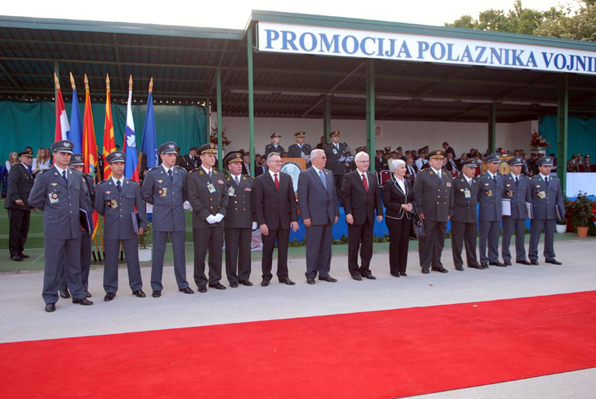 https://www.morh.hr/wp-content/gallery/sveana-promocija-polaznika-vojnih-kola-u-vukovaru/vukovar_17_25062010.jpg