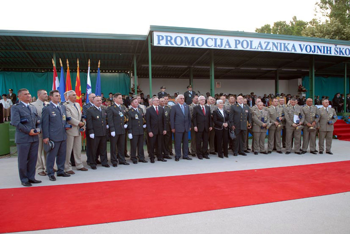 https://www.morh.hr/wp-content/gallery/sveana-promocija-polaznika-vojnih-kola-u-vukovaru/vukovar_18_25062010.jpg