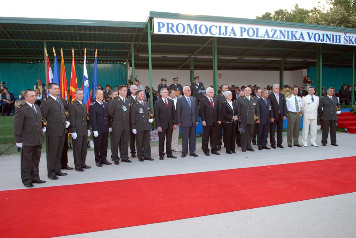 https://www.morh.hr/wp-content/gallery/sveana-promocija-polaznika-vojnih-kola-u-vukovaru/vukovar_19_25062010.jpg