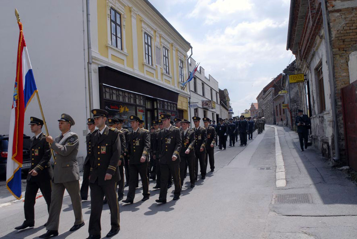 https://www.morh.hr/wp-content/gallery/sveana-promocija-polaznika-vojnih-kola-u-vukovaru/vukovar_1_25062010.jpg