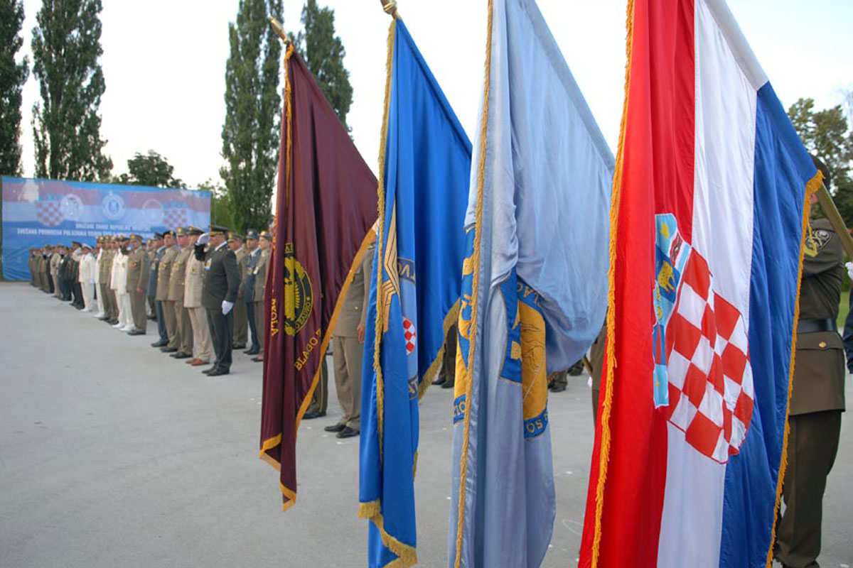 https://www.morh.hr/wp-content/gallery/sveana-promocija-polaznika-vojnih-kola-u-vukovaru/vukovar_21_25062010.jpg
