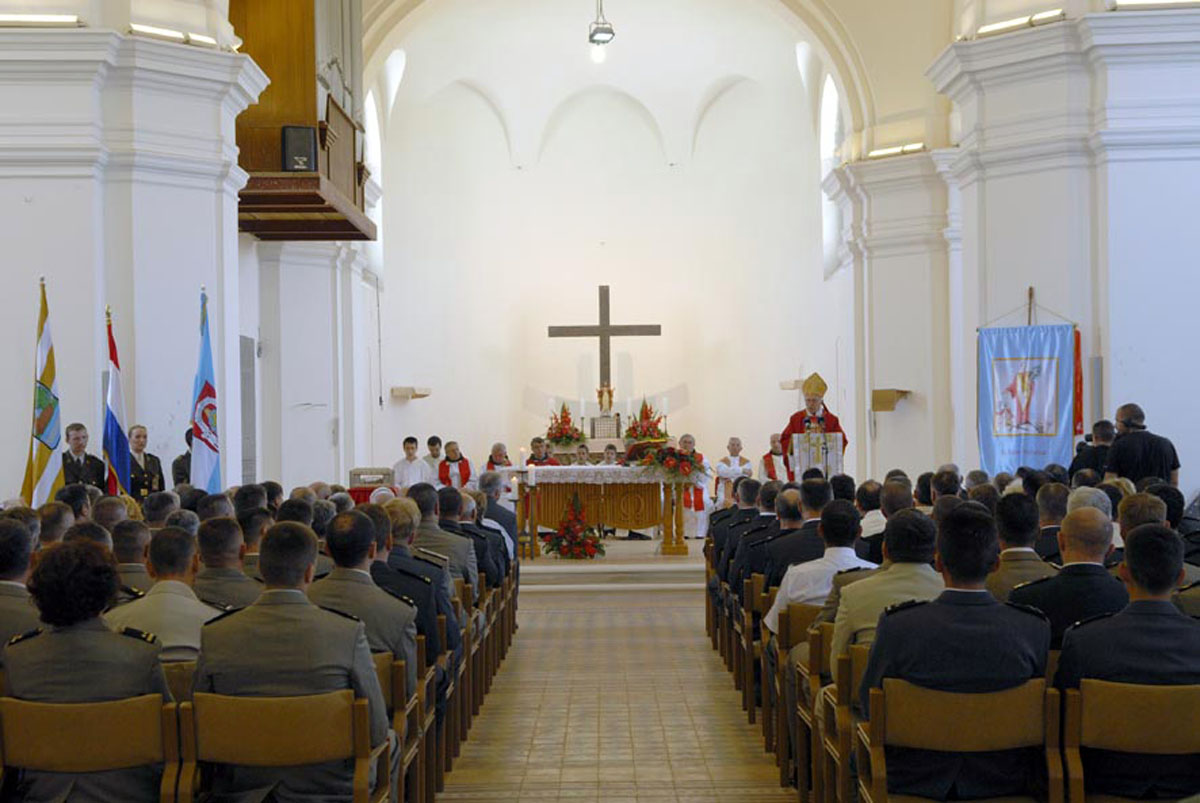 https://www.morh.hr/wp-content/gallery/sveana-promocija-polaznika-vojnih-kola-u-vukovaru/vukovar_2_25062010.jpg