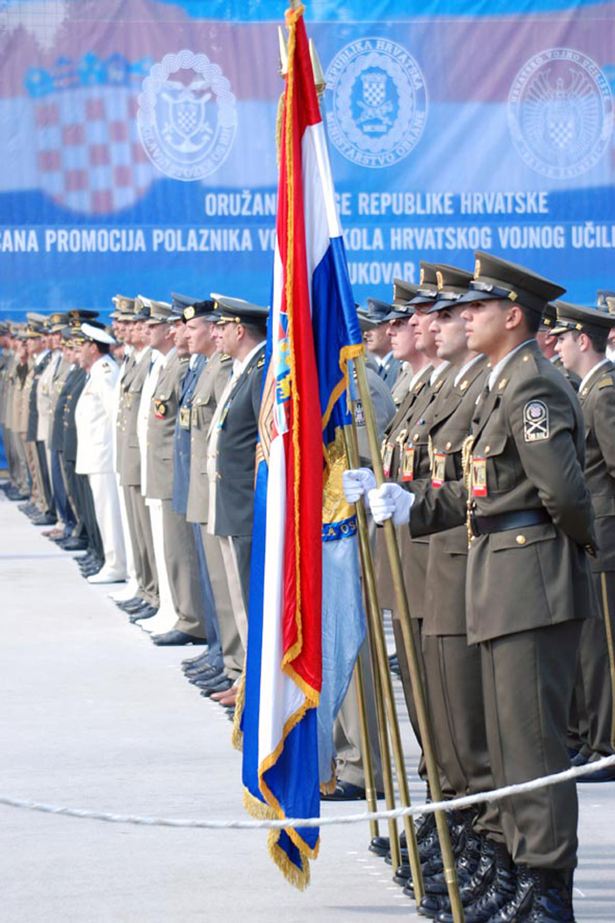https://www.morh.hr/wp-content/gallery/sveana-promocija-polaznika-vojnih-kola-u-vukovaru/vukovar_3_25062010.jpg