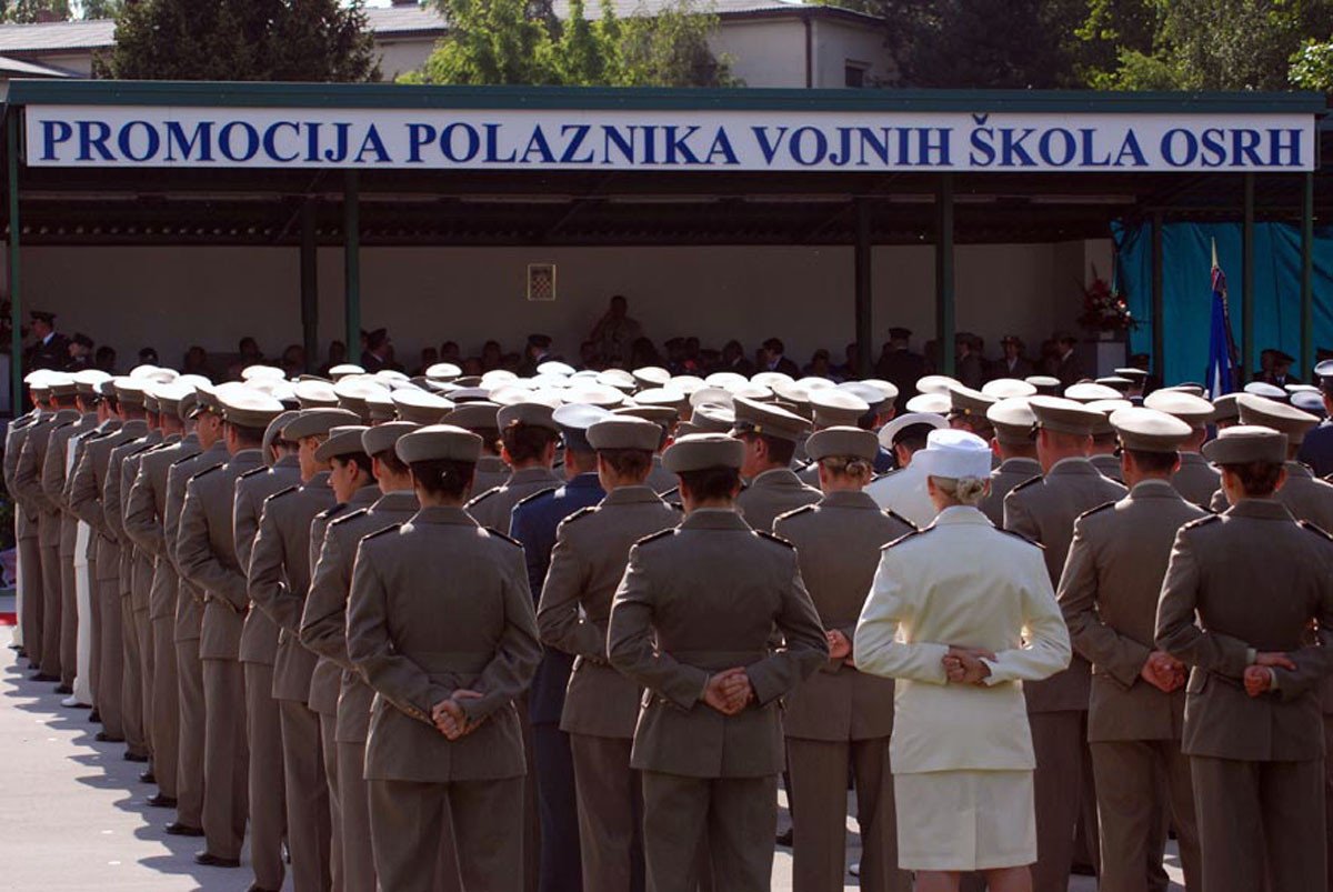 https://www.morh.hr/wp-content/gallery/sveana-promocija-polaznika-vojnih-kola-u-vukovaru/vukovar_4_25062010.jpg