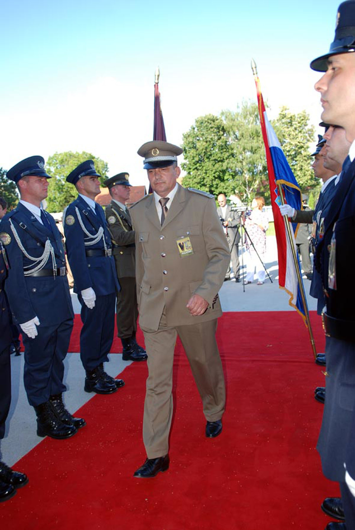 https://www.morh.hr/wp-content/gallery/sveana-promocija-polaznika-vojnih-kola-u-vukovaru/vukovar_7_25062010.jpg
