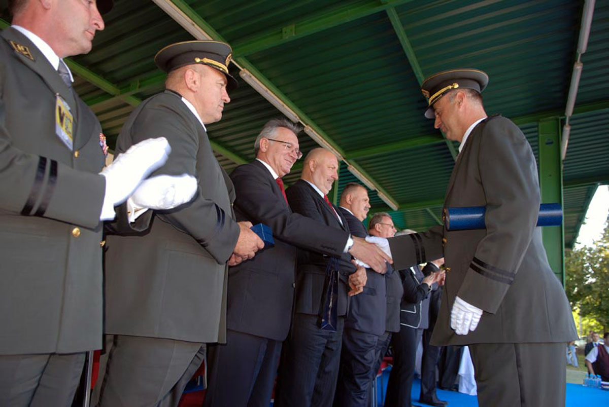 https://www.morh.hr/wp-content/gallery/sveana-promocija-polaznika-vojnih-kola-u-vukovaru/vukovar_8_25062010.jpg