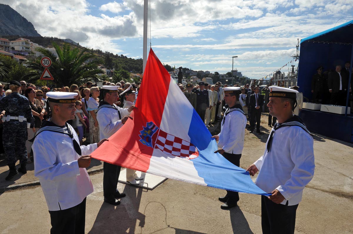https://www.morh.hr/wp-content/gallery/sveano-obiljeen-dan-i-21-obljetnica-ustrojavanja-hrm-a/hrm_15092012-2_02.jpg