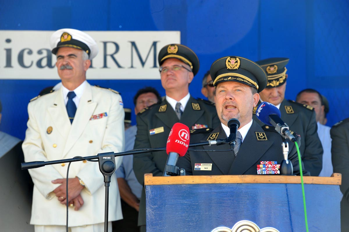 https://www.morh.hr/wp-content/gallery/sveano-obiljeen-dan-i-21-obljetnica-ustrojavanja-hrm-a/hrm_15092012-2_04.jpg