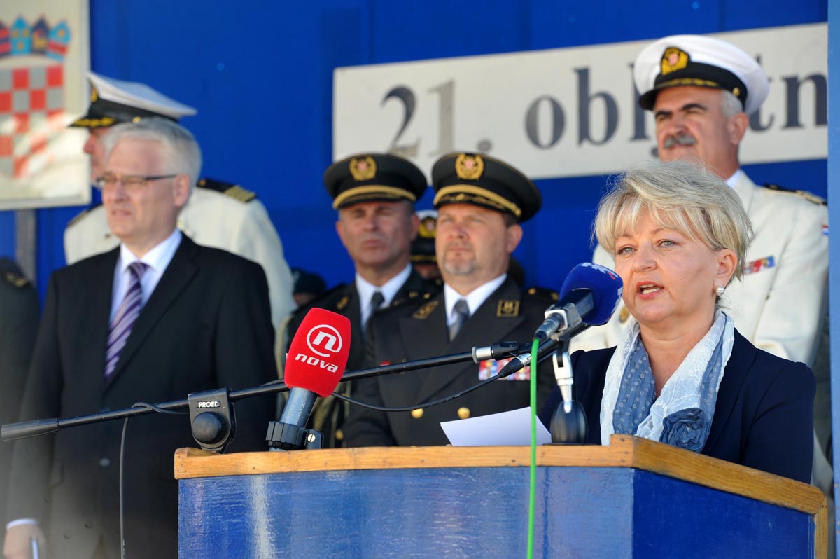 https://www.morh.hr/wp-content/gallery/sveano-obiljeen-dan-i-21-obljetnica-ustrojavanja-hrm-a/hrm_15092012-2_05.jpg