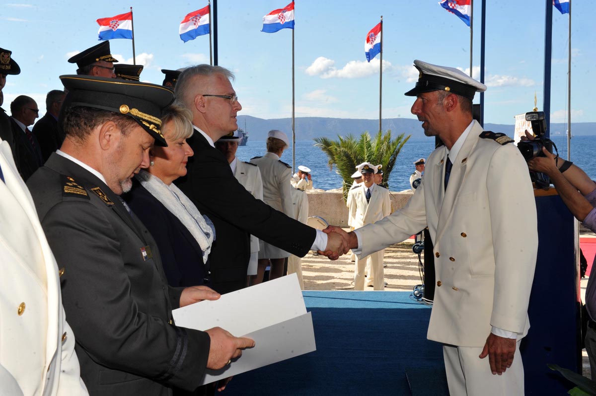https://www.morh.hr/wp-content/gallery/sveano-obiljeen-dan-i-21-obljetnica-ustrojavanja-hrm-a/hrm_15092012-2_07.jpg