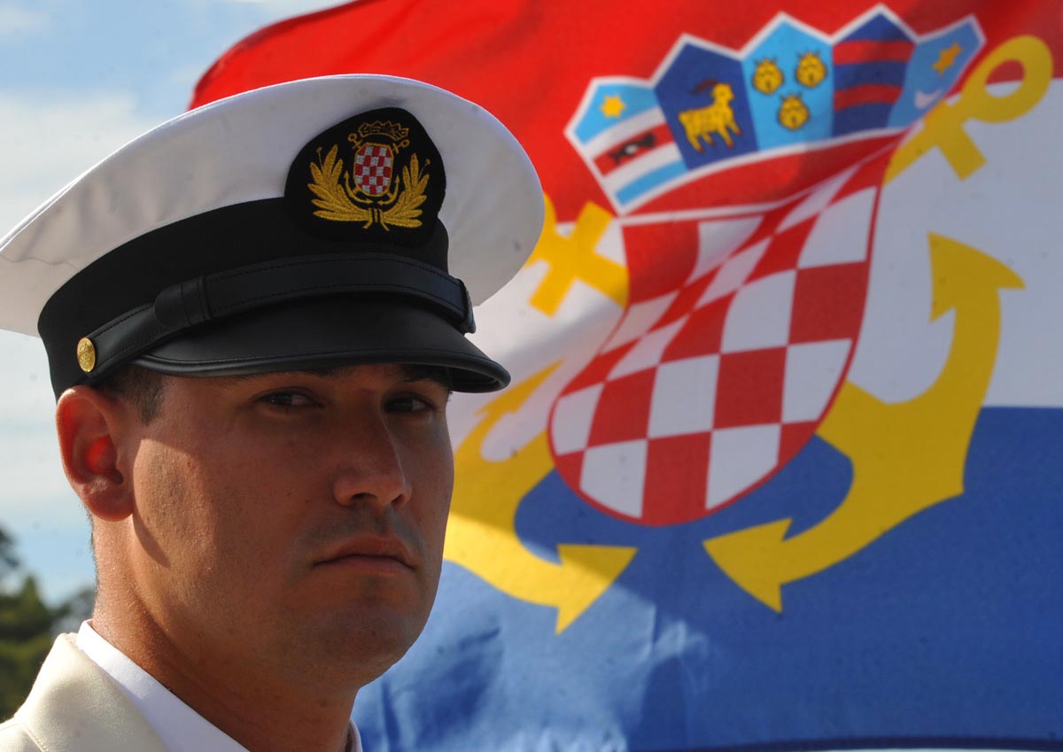 https://www.morh.hr/wp-content/gallery/sveano-obiljeen-dan-i-21-obljetnica-ustrojavanja-hrm-a/hrm_15092012-3_06.jpg