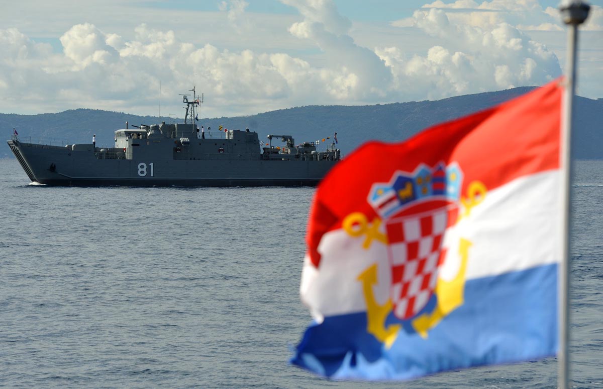 https://www.morh.hr/wp-content/gallery/sveano-obiljeen-dan-i-21-obljetnica-ustrojavanja-hrm-a/hrm_15092012-3_13.jpg
